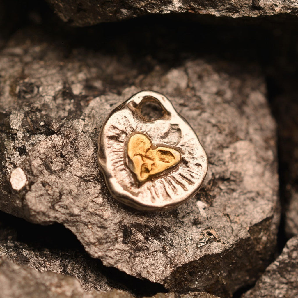 Pandantiv „Inimă aurie Love” din argint 925 cu accente aurii – amuletă handmade pentru iubire și lumină, bijuterie sculpturală în stil boho și rustic | Art Diva