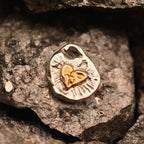 Pandantiv „Inimă aurie Love” din argint 925 cu accente aurii – amuletă handmade pentru iubire și lumină, bijuterie sculpturală în stil boho și rustic | Art Diva