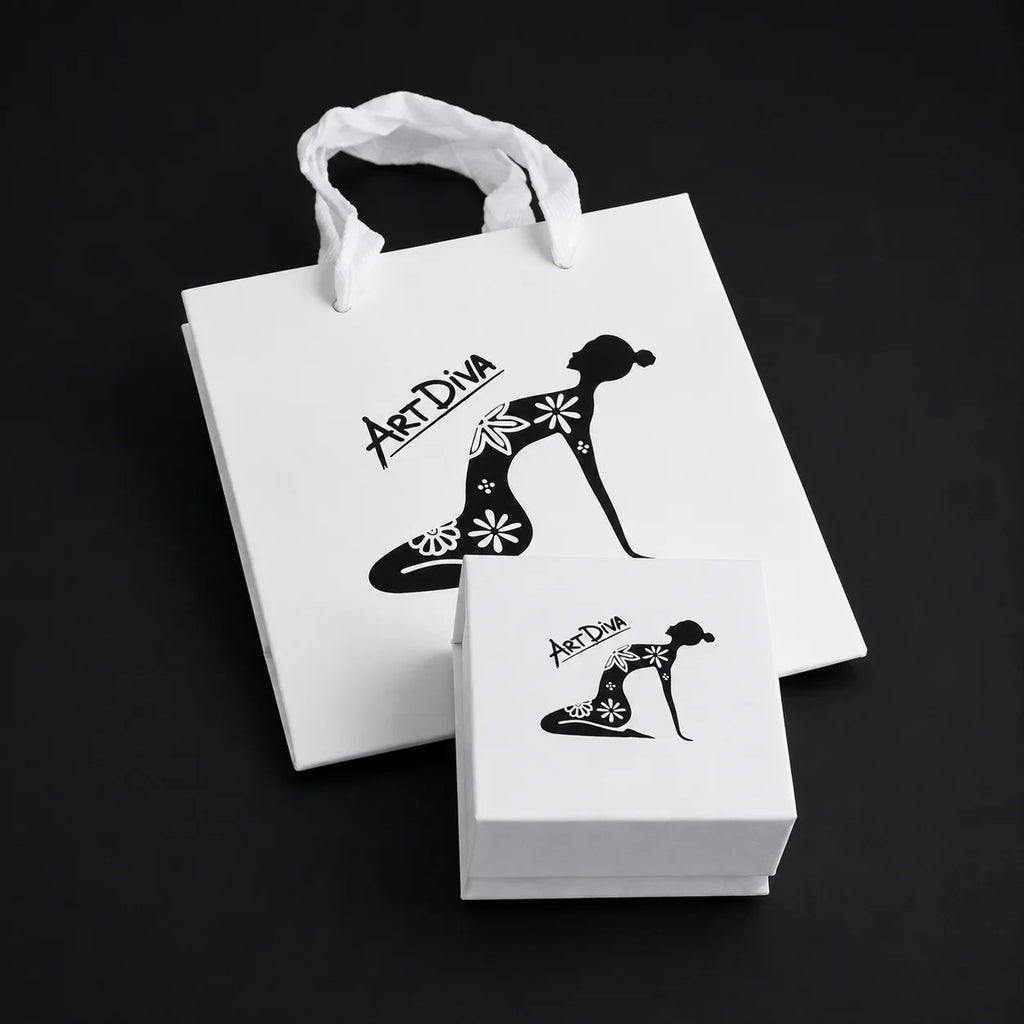 Ambalaj cadou Art Diva pentru bijuterii: cutie albă de bijuterii și pungă cadou cu logo Art Diva
