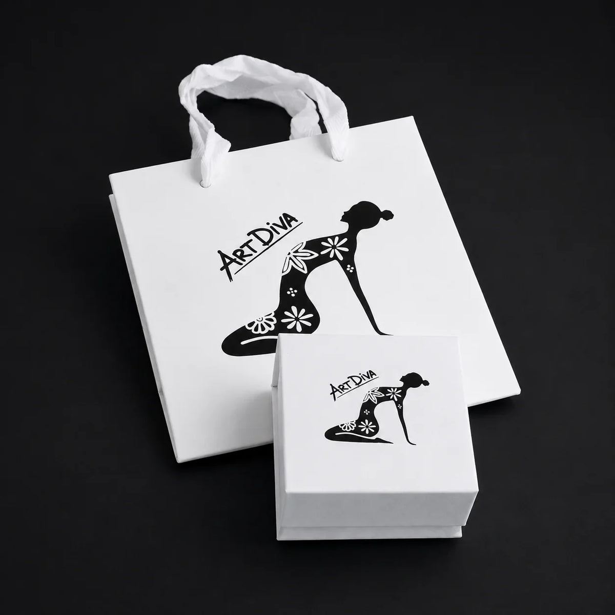 Ambalaj cadou Art Diva pentru bijuterii: cutie albă de bijuterii și pungă cadou cu logo Art Diva