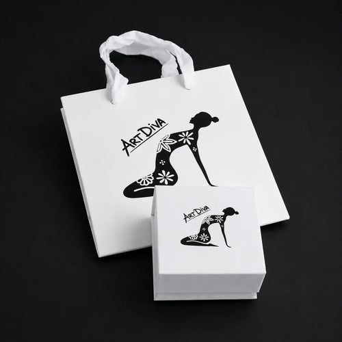 Ambalaj cadou Art Diva pentru bijuterii: cutie albă de bijuterii și pungă cadou cu logo Art Diva