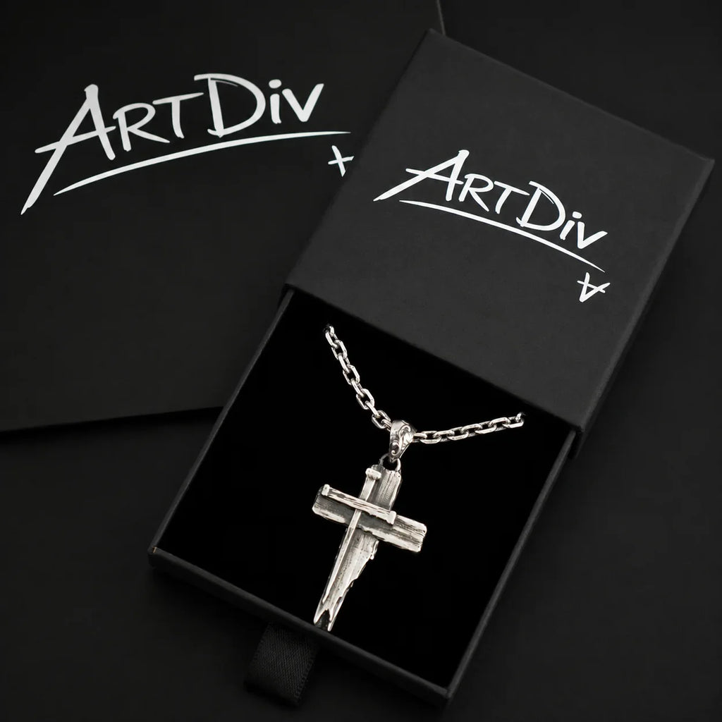 Pandantiv Cruce cu relief din argint și accent auriu – simbol realizat manual al credinței și al forței spirituale | Art Diva