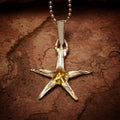 Pandantiv Stea de mare din argint 925 cu accente aurii – talisman handmade pentru noroc, stil boho rustic, Art Diva