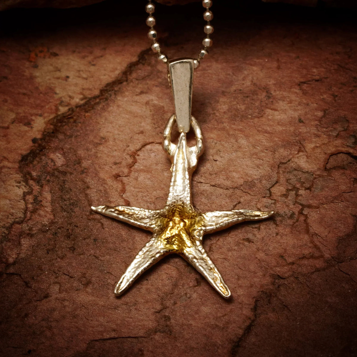 Pandantiv Stea de mare din argint 925 cu accente aurii – talisman handmade pentru noroc, stil boho rustic, Art Diva