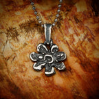 Pandantiv floare din argint 925 – talisman boho al armoniei, bijuterie sculpturală handmade, Art Diva
