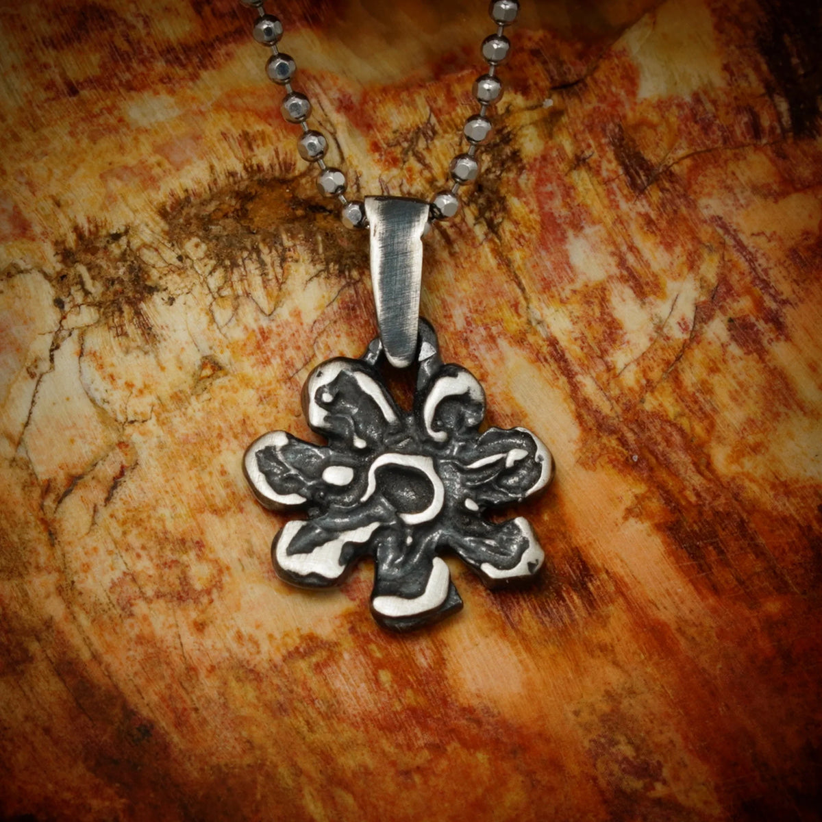 Pandantiv floare din argint 925 – talisman boho al armoniei, bijuterie sculpturală handmade, Art Diva