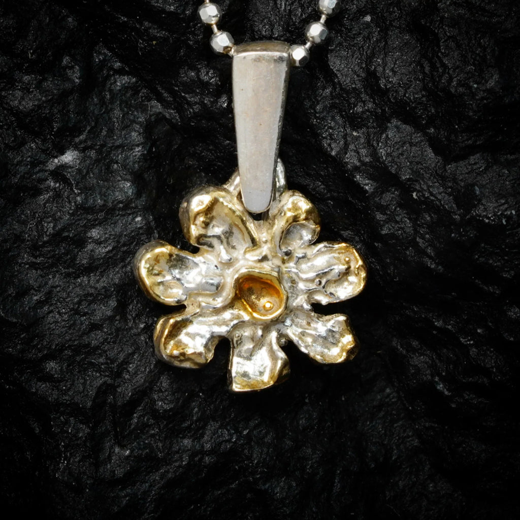 Pandantiv „Floare” din argint 925 – talisman boho realizat manual pentru armonie, bijuterie sculpturală și cadou pentru mamă, fiică sau prietenă | Art Diva