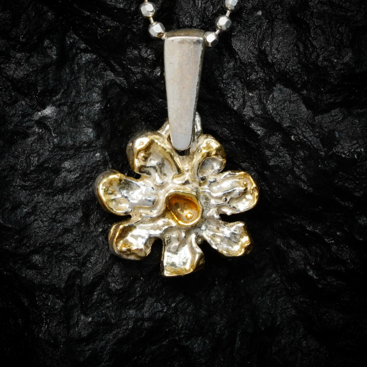 Pandantiv „Floare” din argint 925 – talisman boho realizat manual pentru armonie, bijuterie sculpturală și cadou pentru mamă, fiică sau prietenă | Art Diva