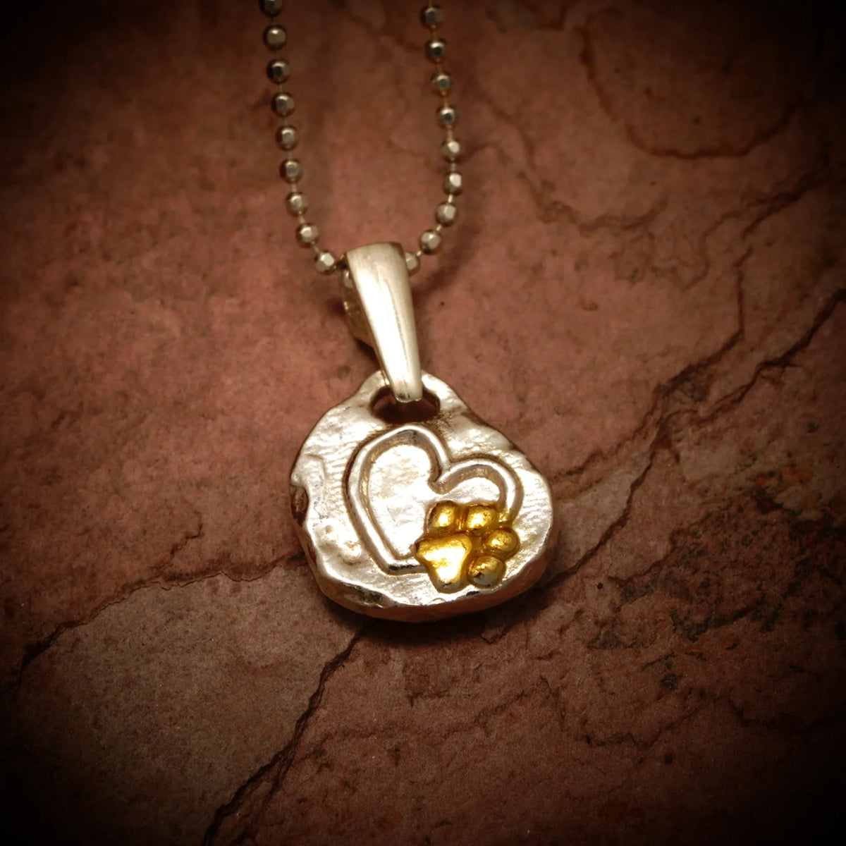 Pandantiv Lăbuță în inimă din argint 925 cu accente aurii – talisman handmade pentru iubitorii de animale, Art Diva