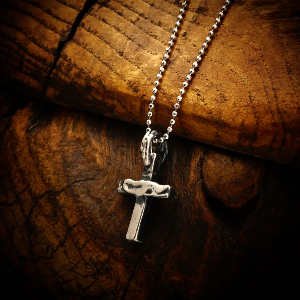 Pandantiv cruce mică din argint 925 oxidat, bijuterie handmade în stil boho rustic pentru bărbați, Art Diva