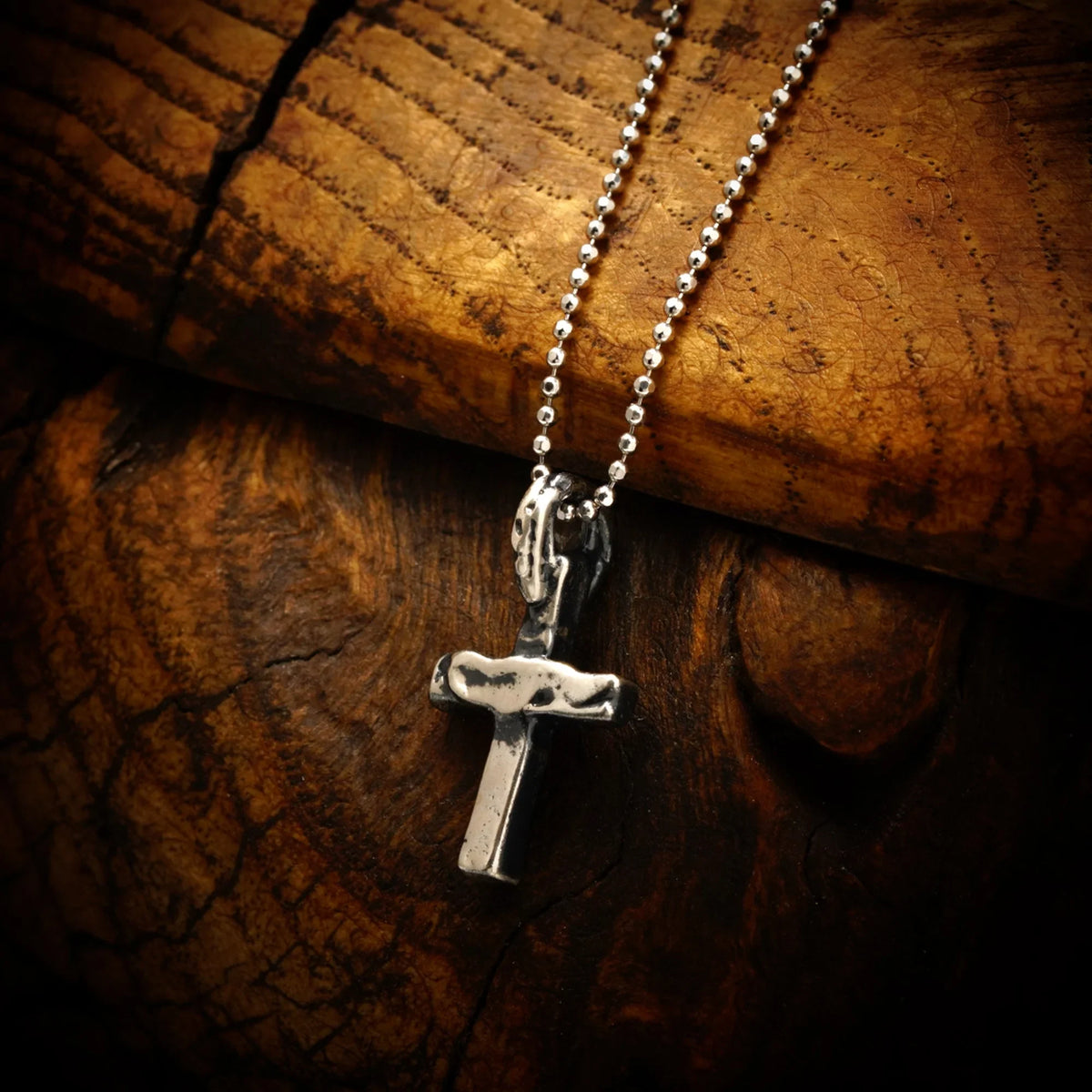 Pandantiv cruce mică din argint 925 oxidat, bijuterie handmade în stil boho rustic pentru bărbați, Art Diva