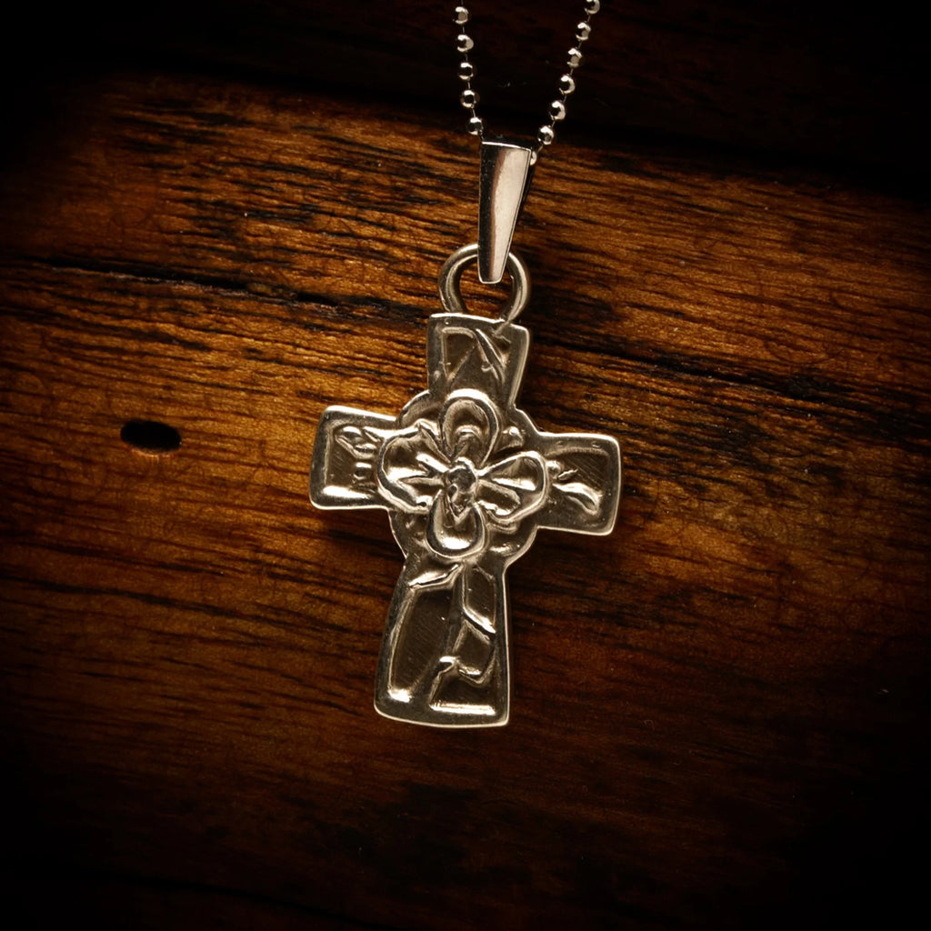 Pandantiv cruce cu floare din argint 925 – talisman handmade pentru credință și speranță, stil boho rustic, Art Diva
