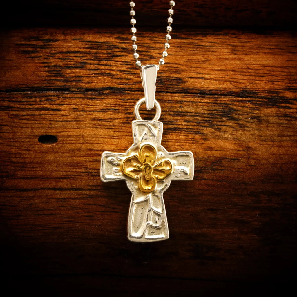 Pandantiv cruce cu floare din argint 925 cu accente aurii – simbol handmade al credinței și forței, Art Diva