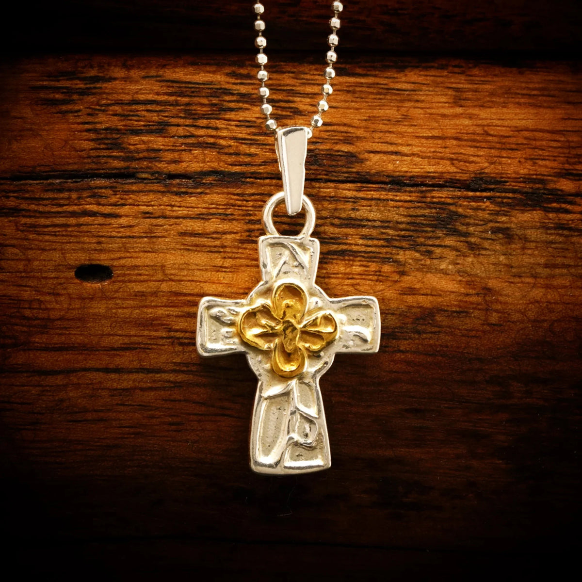 Pandantiv cruce cu floare din argint 925 cu accente aurii – simbol handmade al credinței și forței, Art Diva