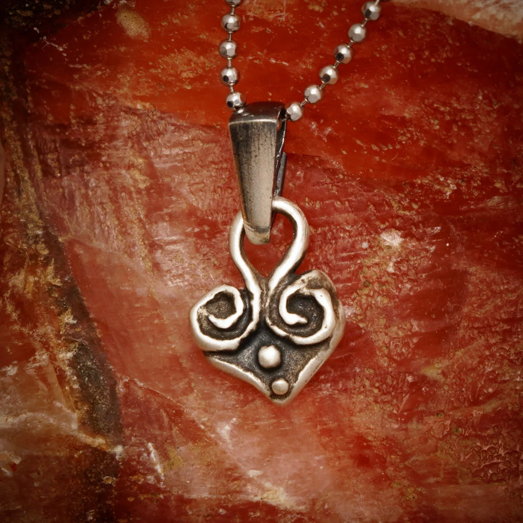 Pandantiv inimă din argint 925 – talisman al iubirii handmade în stil boho, cadou pentru ea, Art Diva