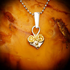 Pandantiv inimă din argint 925 cu accente aurii – talisman al iubirii, handmade în stil boho și rustic, Art Diva