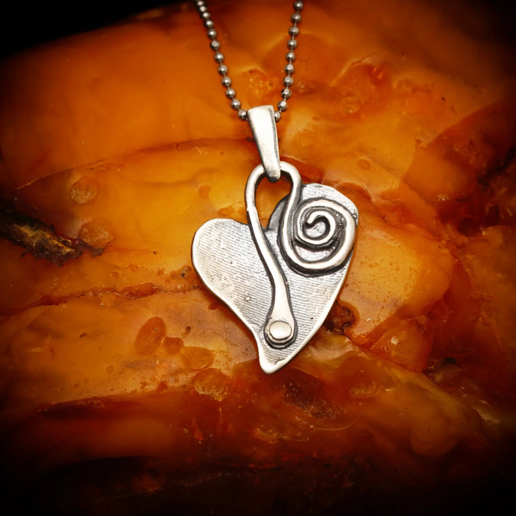 Pandantiv inimă și spirală din argint 925 – talisman handmade boho pentru iubire și nou început, Art Diva