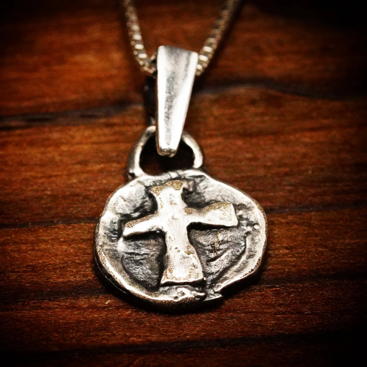 Pandantiv cu cruce în relief din argint 925 – talisman boho al credinței și al forței spirituale, bijuterie sculpturală și cadou pentru mamă, fiică sau prietenă | Art Diva