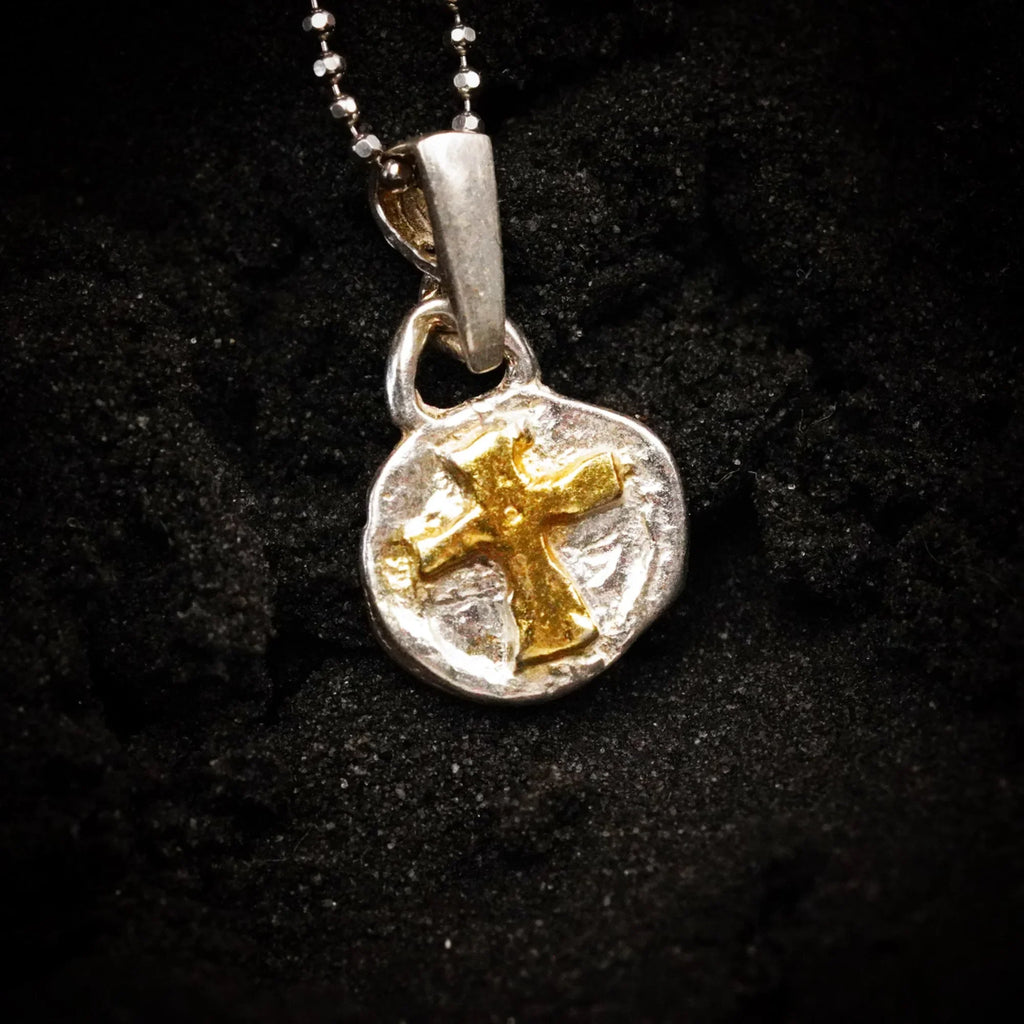 Pandantiv Cruce cu relief din argint 925 și accente aurii – talisman boho realizat manual pentru credință și forță spirituală, un cadou special | Bijuterie sculpturală din colecția „Strălucire” | Art Diva