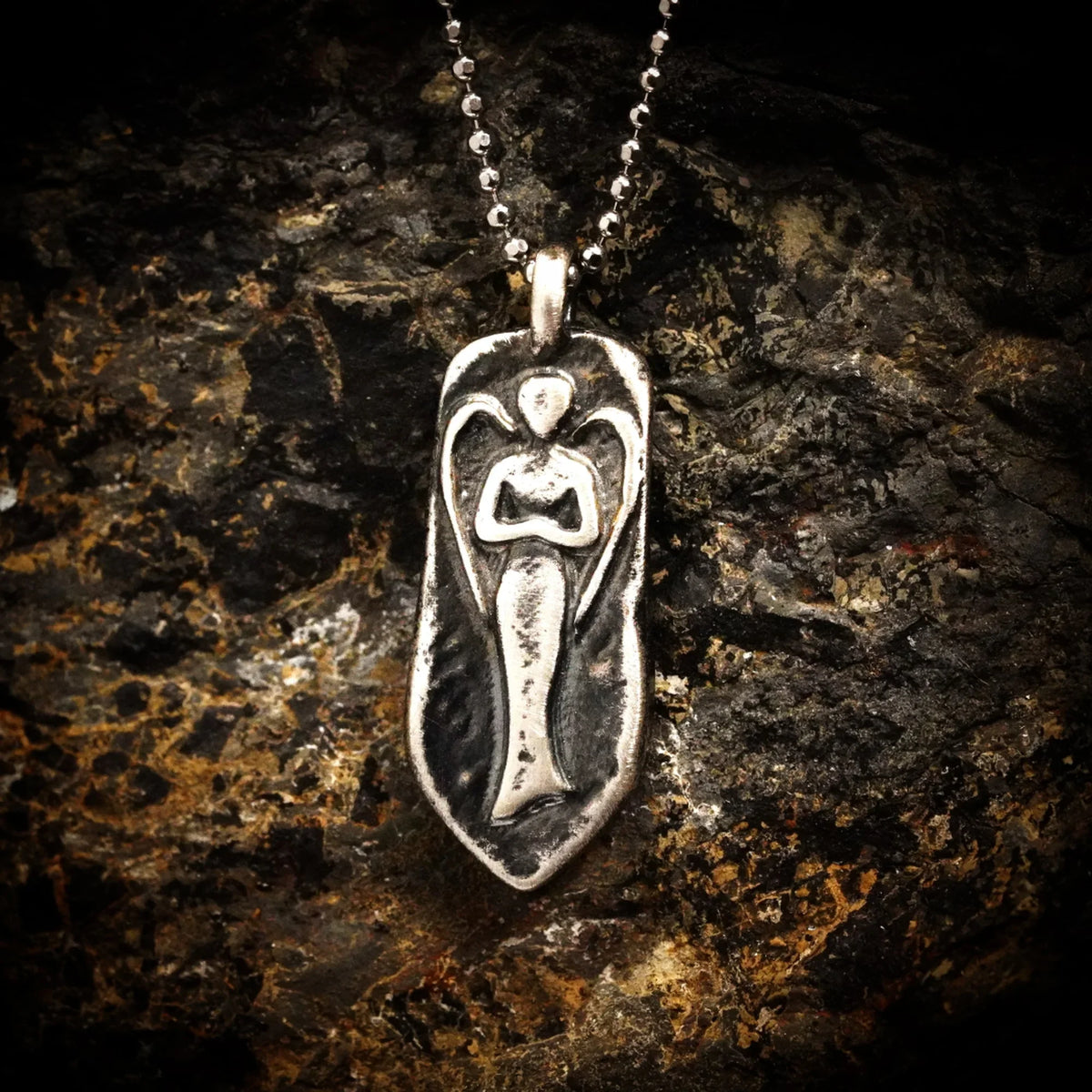 Pandantiv înger păzitor din argint 925 oxidat – talisman pentru protecție și forță interioară, bijuterie handmade, Art Diva