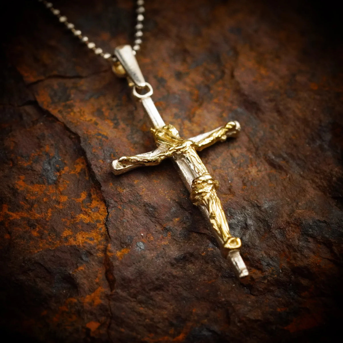 Crucifix din argint 925 cu accente aurii pe figura lui Hristos – simbol al credinței și protecției, handmade în stil boho, Art Diva