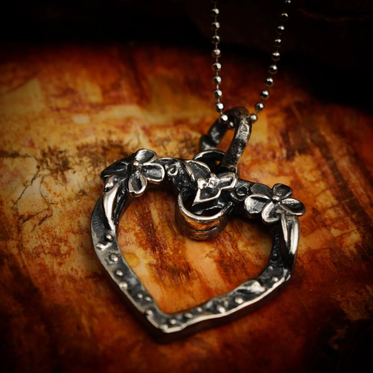 Pandantiv inimă deschisă cu trei flori din argint 925 oxidat – bijuterie boho rustică handmade, Art Diva