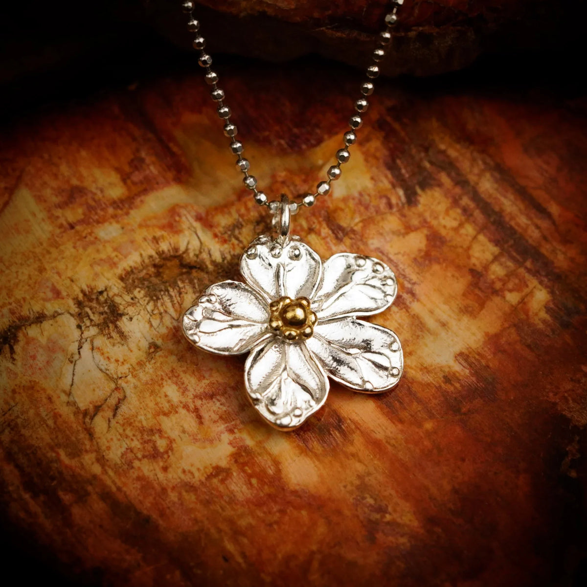Pandantiv floare de cireș din argint 925 cu accente aurii – simbol handmade al primăverii și purității, Art Diva