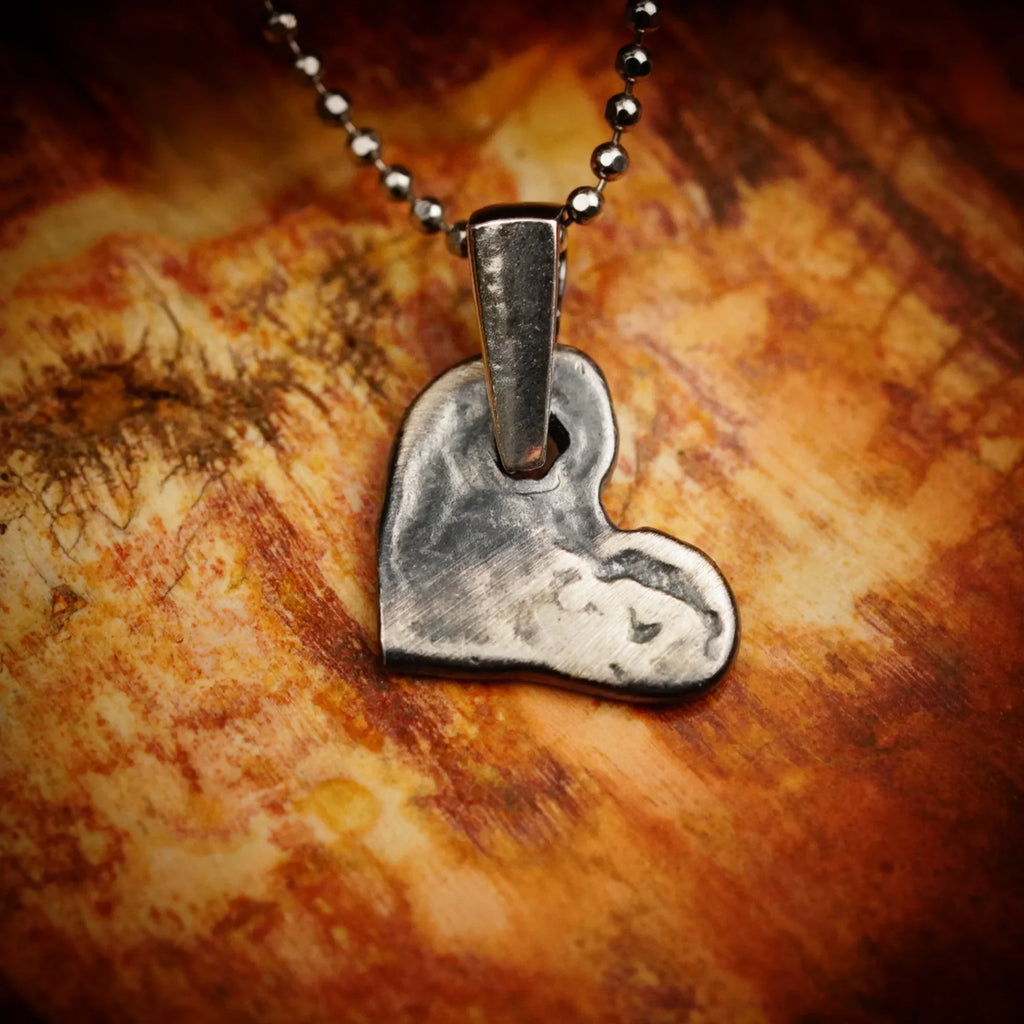 Pandantiv mic în formă de inimă din argint 925 cu textură rustică – talisman handmade în stil boho, Art Diva