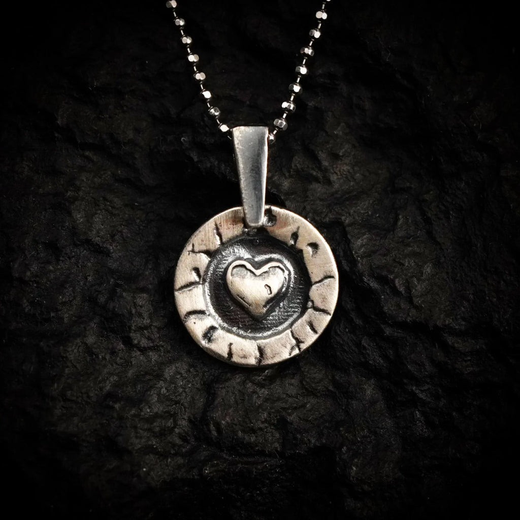 Pandantiv inimă în cerc cu relief din argint 925 – talisman handmade boho pentru iubire și protecție, Art Diva