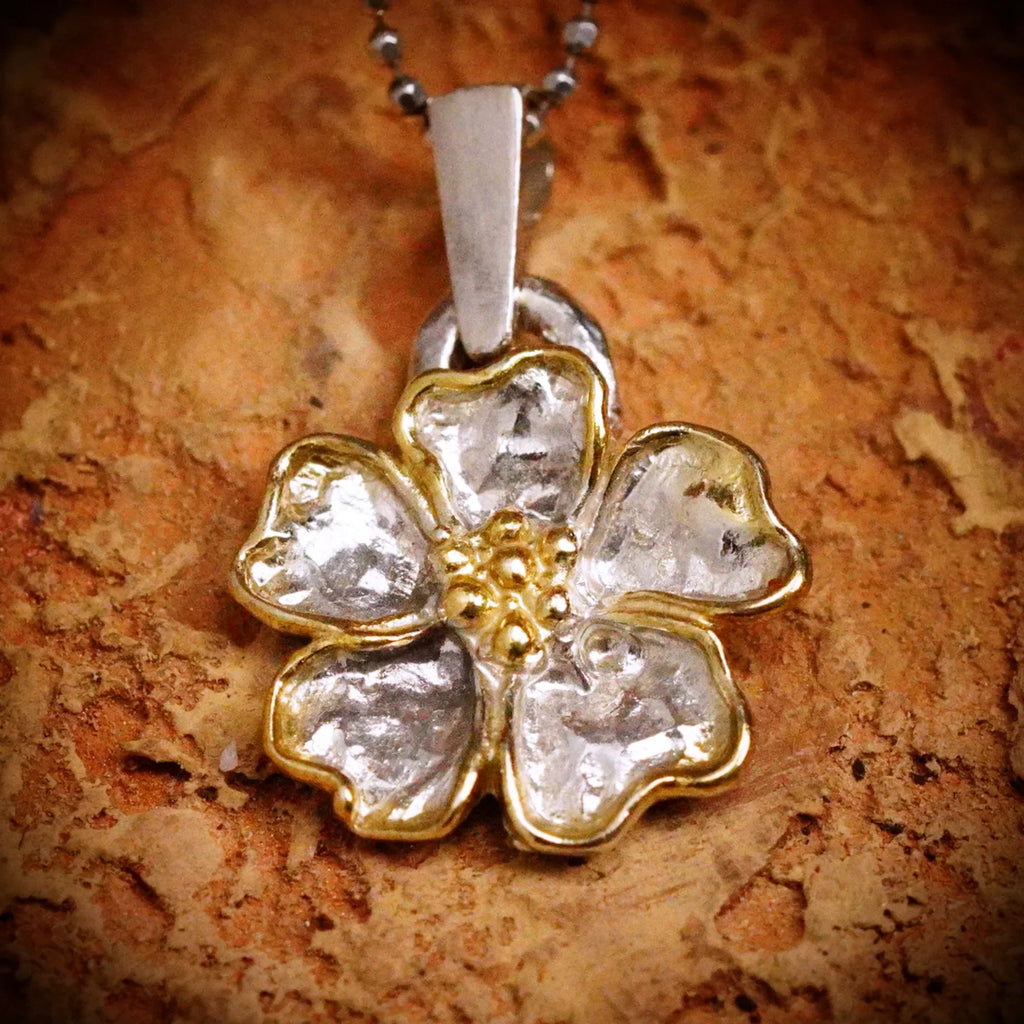 Pandantiv floare de cireș din argint 925 cu accente aurii – talisman pentru primăvară, handmade în stil boho, Art Diva
