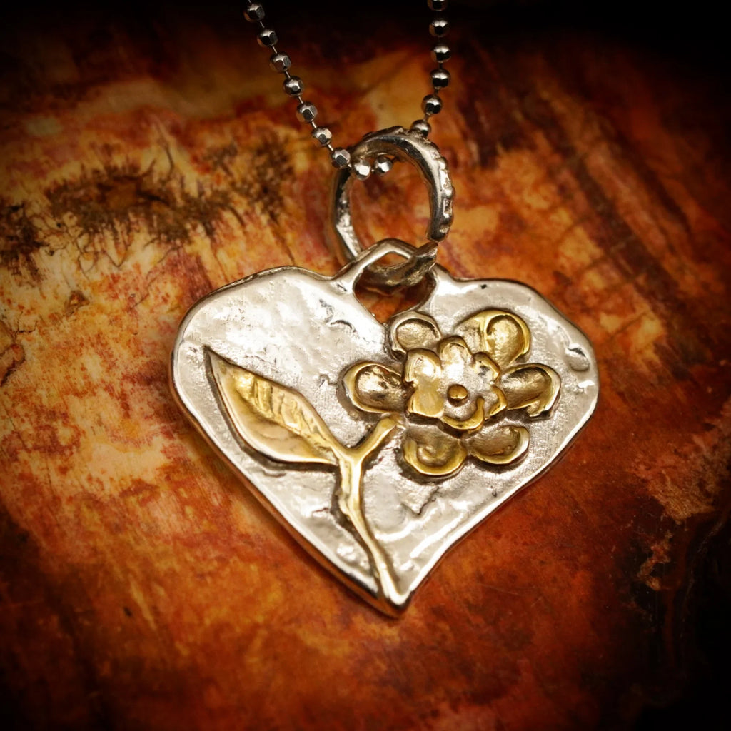 Pandantiv inimă cu floare din argint 925 și accente aurii – talisman al iubirii și căldurii, handmade boho, Art Diva