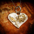 Pandantiv inimă cu floare din argint 925 și accente aurii – talisman al iubirii și căldurii, handmade boho, Art Diva