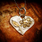 Pandantiv inimă cu floare din argint 925 și accente aurii – talisman al iubirii și căldurii, handmade boho, Art Diva