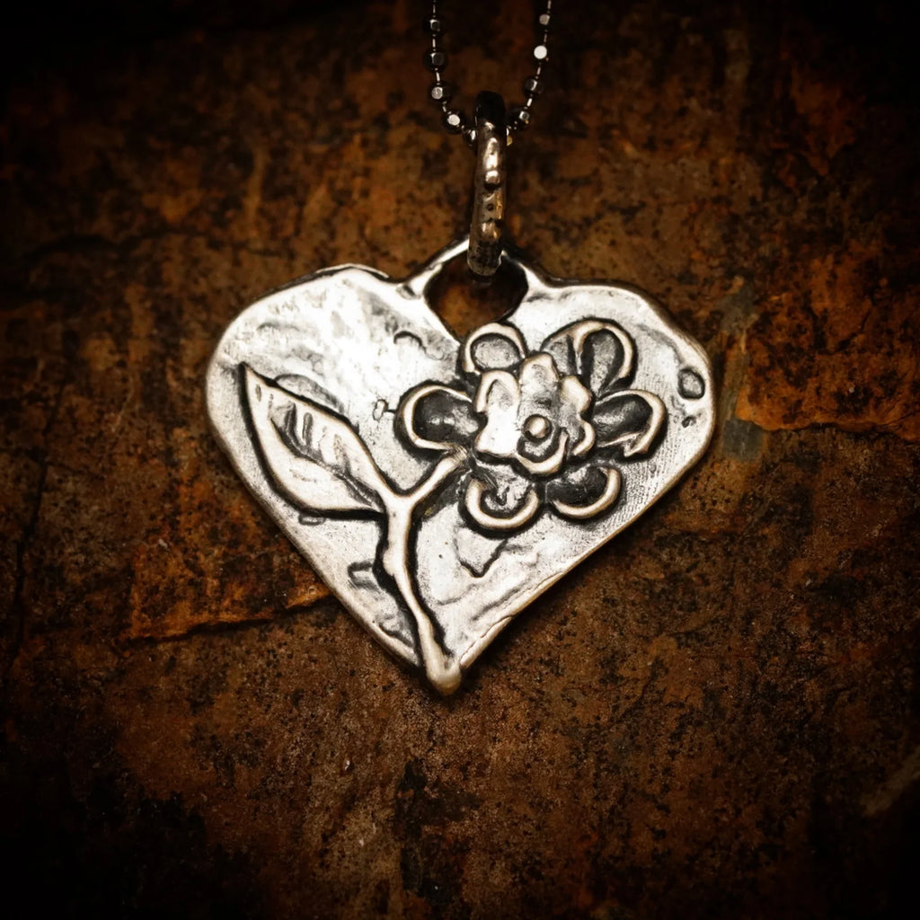 Pandantiv inimă cu floare încrustată din argint 925 – talisman al iubirii handmade în stil boho, Art Diva