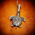 Pandantiv broască țestoasă din argint 925 cu spirală pe carapace – talisman handmade boho pentru protecție, Art Diva