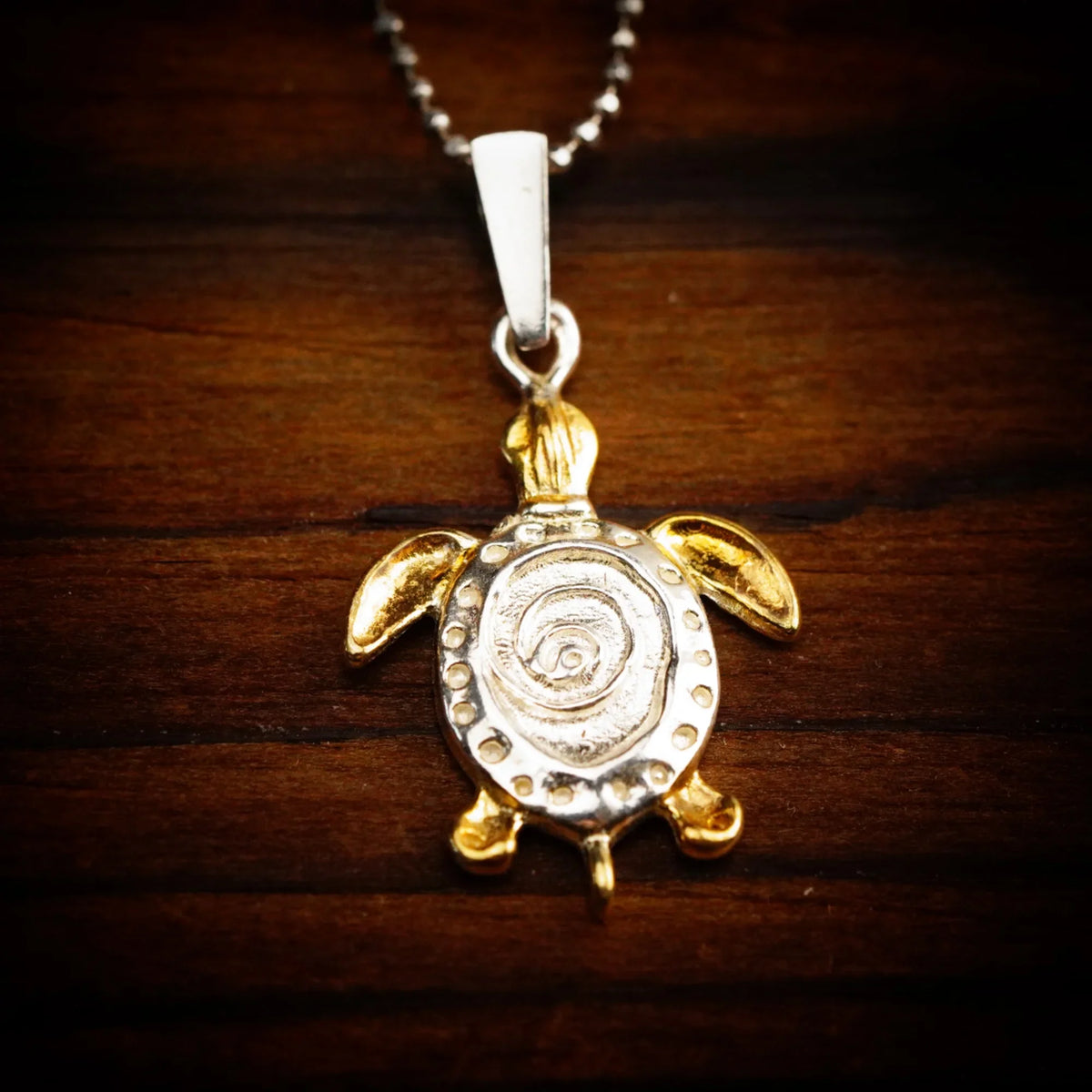 Pandantiv „Broască țestoasă” handmade din argint 925 cu accente aurii – talisman pentru liniște, reziliență și longevitate, bijuterie sculpturală în stil boho și rustic | Art Diva