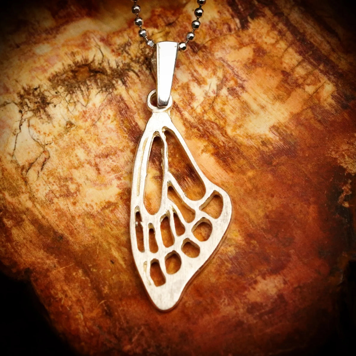 Pandantiv aripă de fluture din argint 925 – amuletă handmade pentru libertate și lumină, stil boho rustic, Art Diva