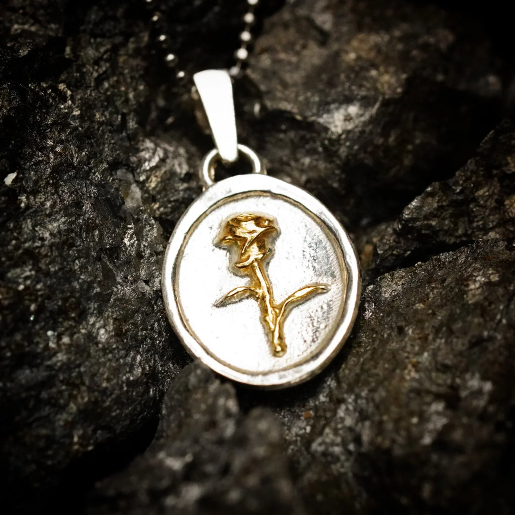 Pandantiv trandafir „Memento Vivere” din argint 925 oxidat cu accente aurii – talisman handmade, Art Diva