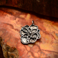 Pandantiv Violetă din argint 925 parțial oxidat – talisman floral handmade pentru tandrețe, stil boho rustic, Art Diva