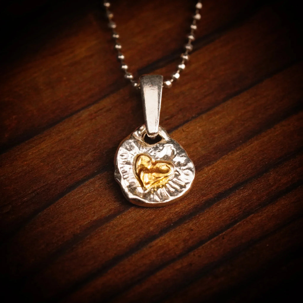 Pandantiv „Inimă aurie Love” din argint 925 cu accente aurii – amuletă handmade pentru iubire și lumină, Art Diva
