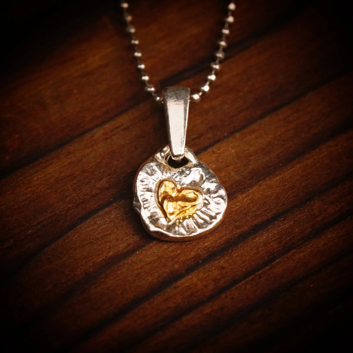 Pandantiv „Inimă aurie Love” din argint 925 cu accente aurii – amuletă handmade pentru iubire și lumină, Art Diva