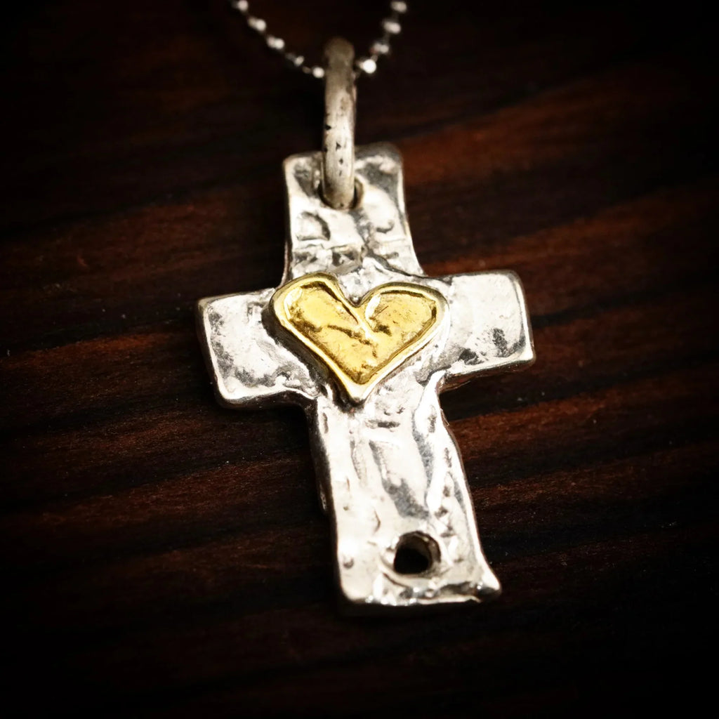 Pandantiv „Cruce cu inimă” din argint 925 cu accente aurii – talisman realizat manual pentru credință și iubire, în stil boho și rustic | Art Diva