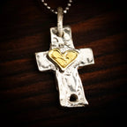 Pandantiv „Cruce cu inimă” din argint 925 cu accente aurii – talisman realizat manual pentru credință și iubire, în stil boho și rustic | Art Diva
