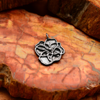 Pandantiv „Violetă” din argint 925 parțial oxidat – talisman realizat manual pentru tandrețe și lumină interioară, bijuterie sculpturală în stil boho și rustic | Art Diva