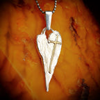 Pandantiv „Inimă alungită cu cruce” din argint 925 cu accente aurii – talisman boho realizat manual pentru credința în iubire, bijuterie sculpturală și cadou pentru mamă, fiică sau prietenă | Art Diva
