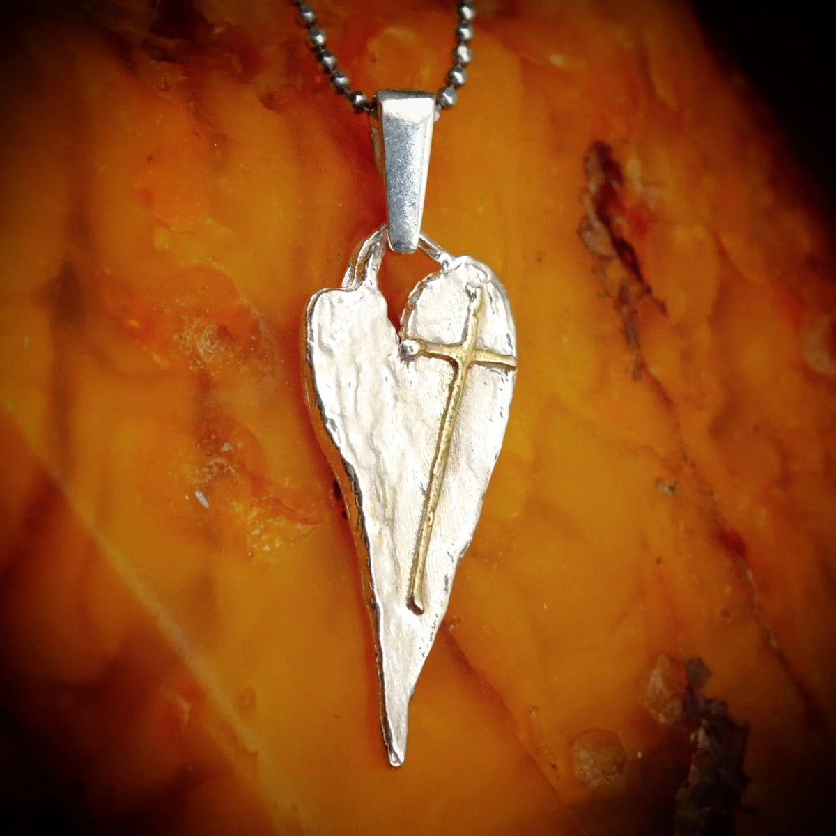 Pandantiv „Inimă alungită cu cruce” din argint 925 cu accente aurii – talisman boho realizat manual pentru credința în iubire, bijuterie sculpturală și cadou pentru mamă, fiică sau prietenă | Art Diva