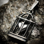 Pandantiv „Inimă în colivie” din argint 925 cu suprafață oxidată – talisman pentru iubire și spirit liber, amuletă pentru sentimente și forță interioară, bijuterie sculpturală în stil boho și rustic | Art Diva