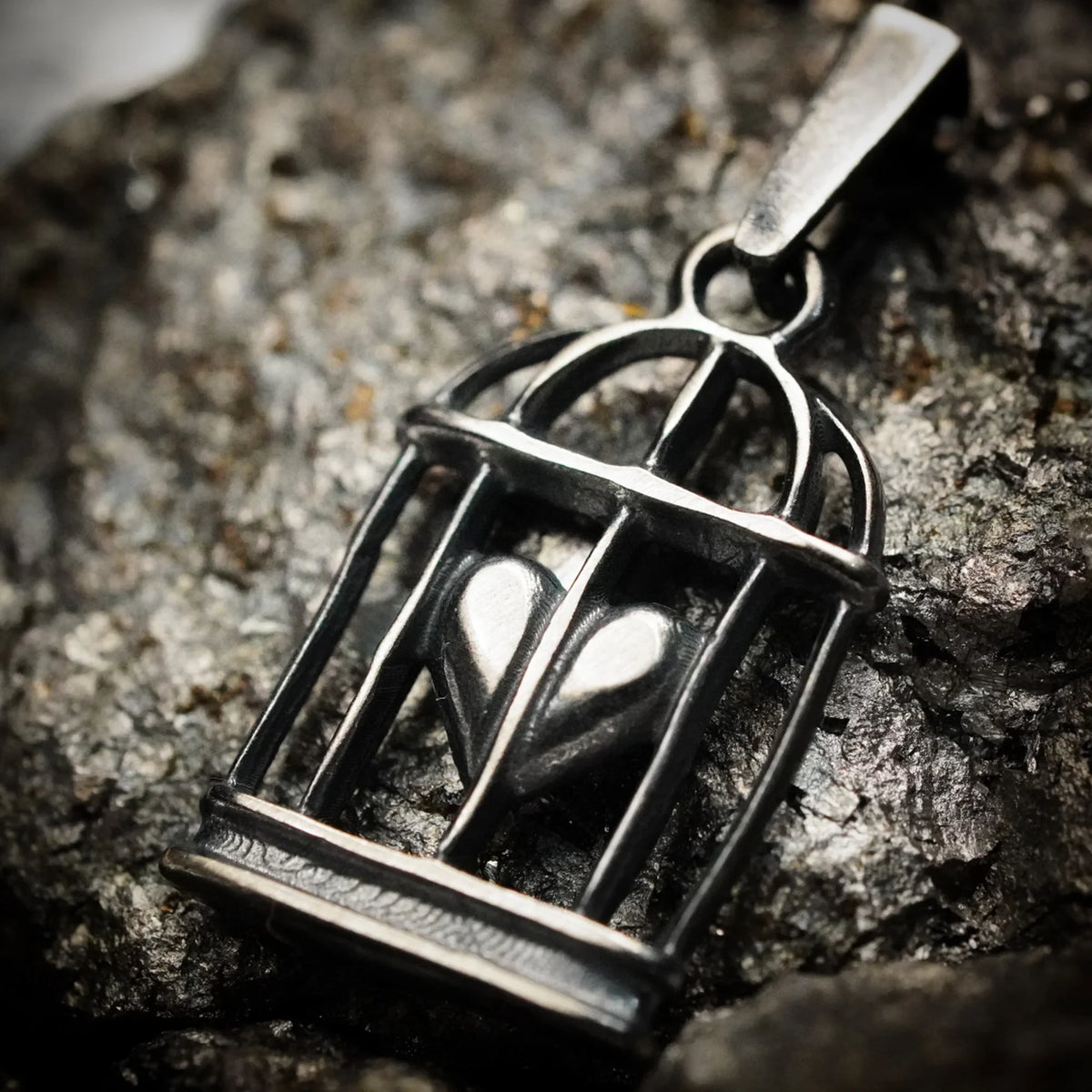 Pandantiv „Inimă în colivie” din argint 925 cu suprafață oxidată – talisman pentru iubire și spirit liber, amuletă pentru sentimente și forță interioară, bijuterie sculpturală în stil boho și rustic | Art Diva