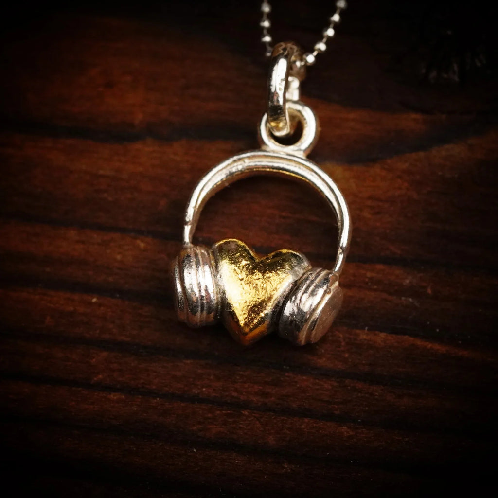 Pandantiv inimă DJ cu căști din argint 925 și accente aurii, talisman handmade unisex pentru iubitorii de muzică, Art Diva