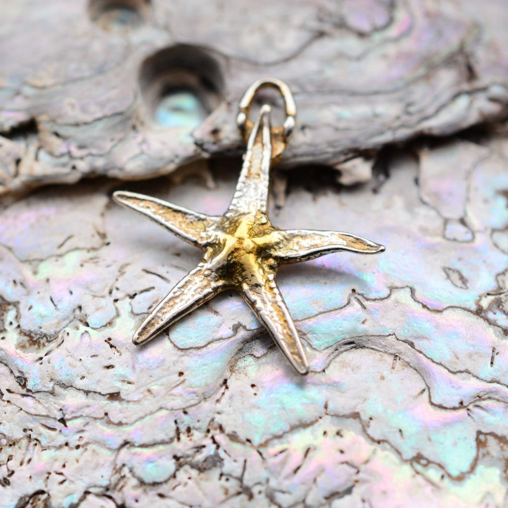 Pandantiv „Stea de mare” din argint 925 cu accente aurii – talisman pentru noroc și seninătate, bijuterie sculpturală în stil boho și rustic | Art Diva